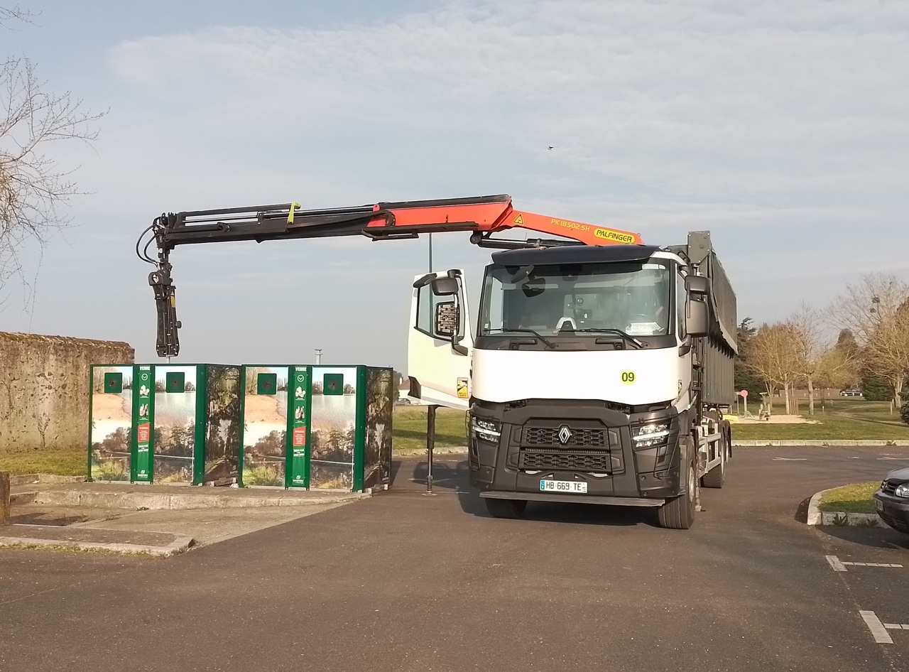 Camion grue de recyclage