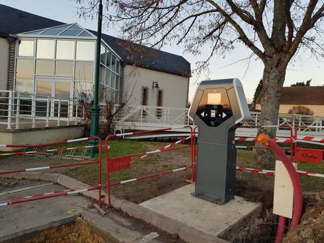 la borne de rechargement devant la Salle de la Clairière