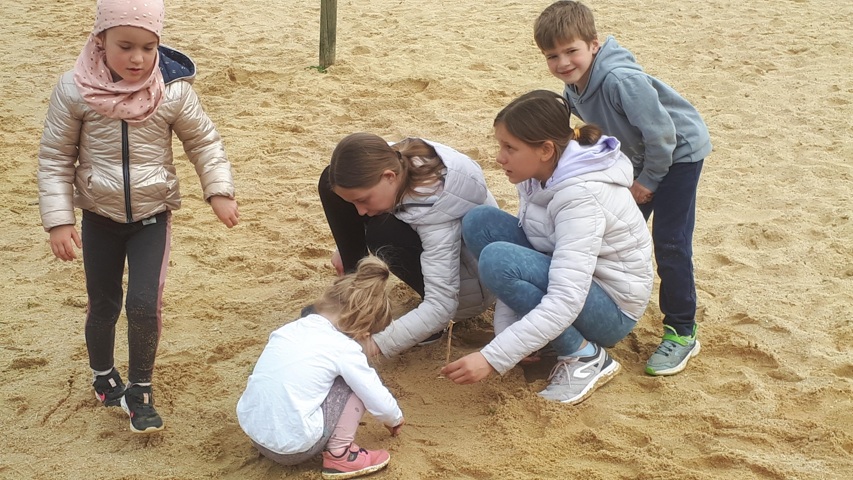 Jeux de plage après le pique nique