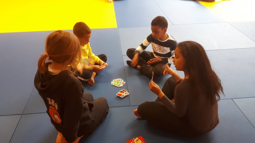 Jeux de société en attendant le repas