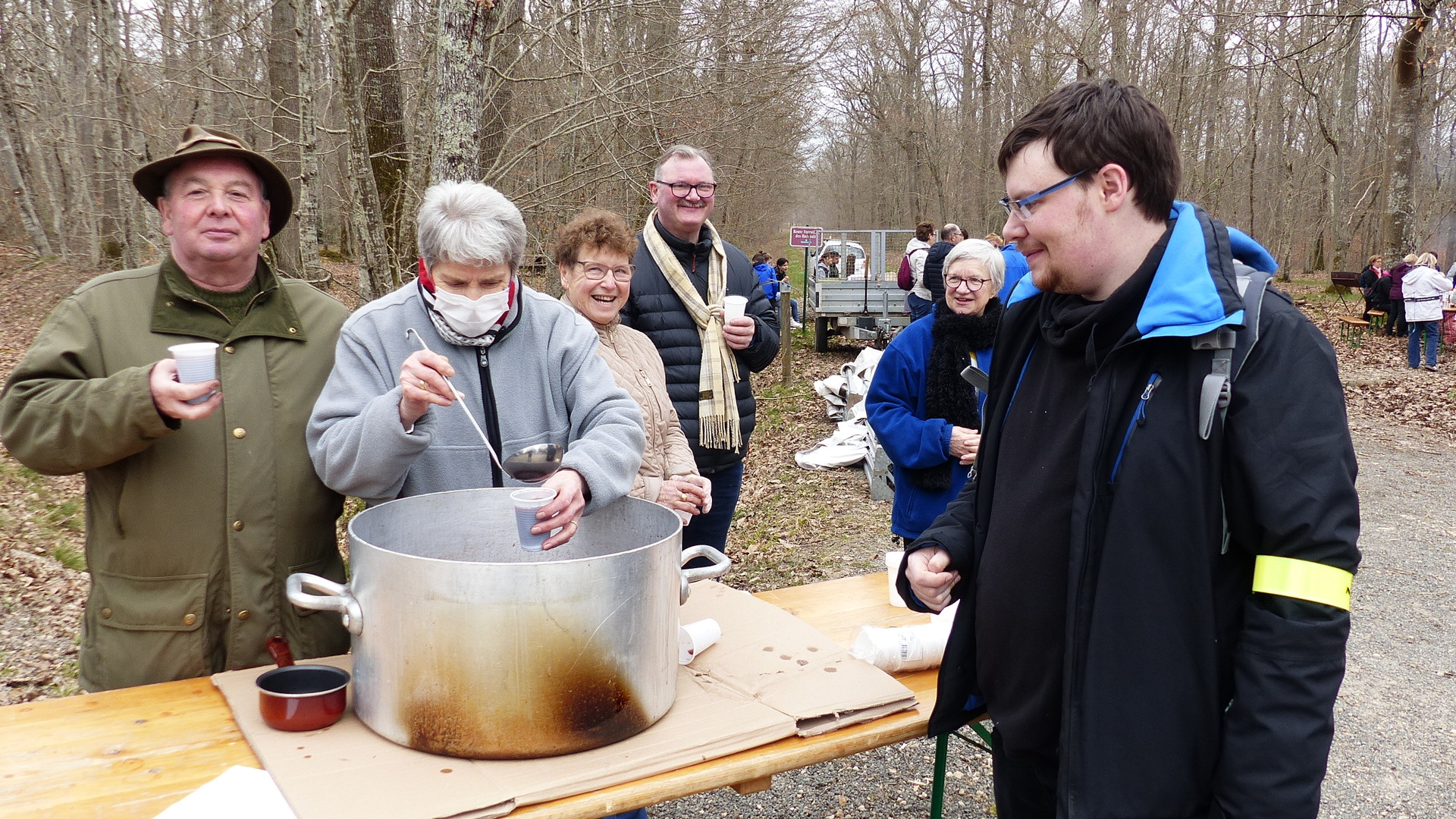 Vin chaud pour Jonathan, le Vice-président du Comité des Fêtes