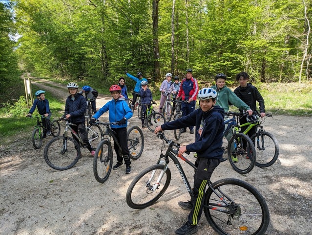 VTT en forêt avec le groupe des grands